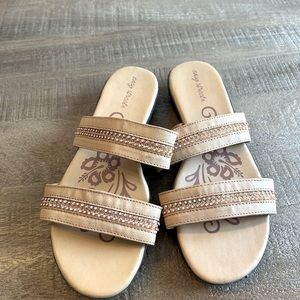 Easy street slide sandal flats. Brown size 9W. Great condition. Worn once.